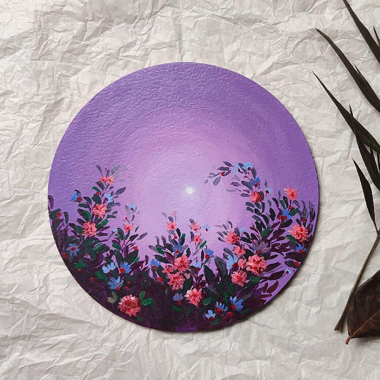 WILDFLOWER PAINTING WITH CIRCULAR CANVAS