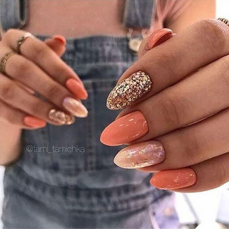 uñas con purpurina y naranja