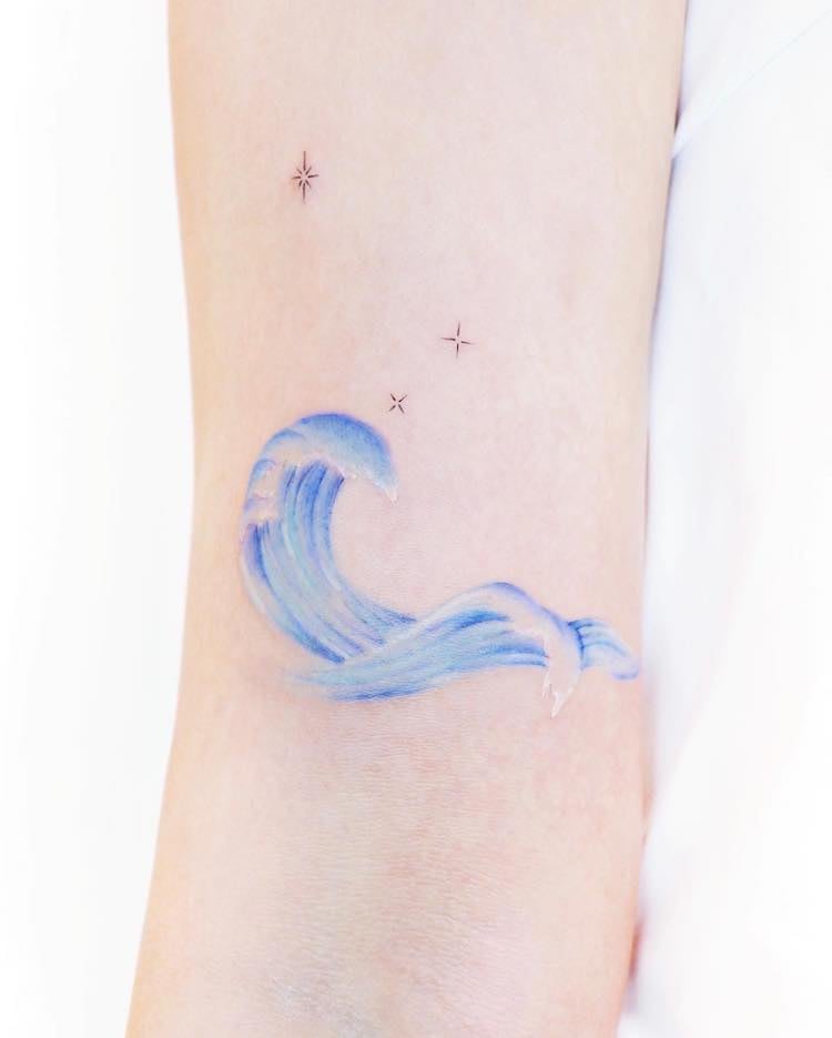 small tattoo ideas  ocean  Tatuaje de olas Tatuaje de sol pequeño  Tatuajes minimalistas