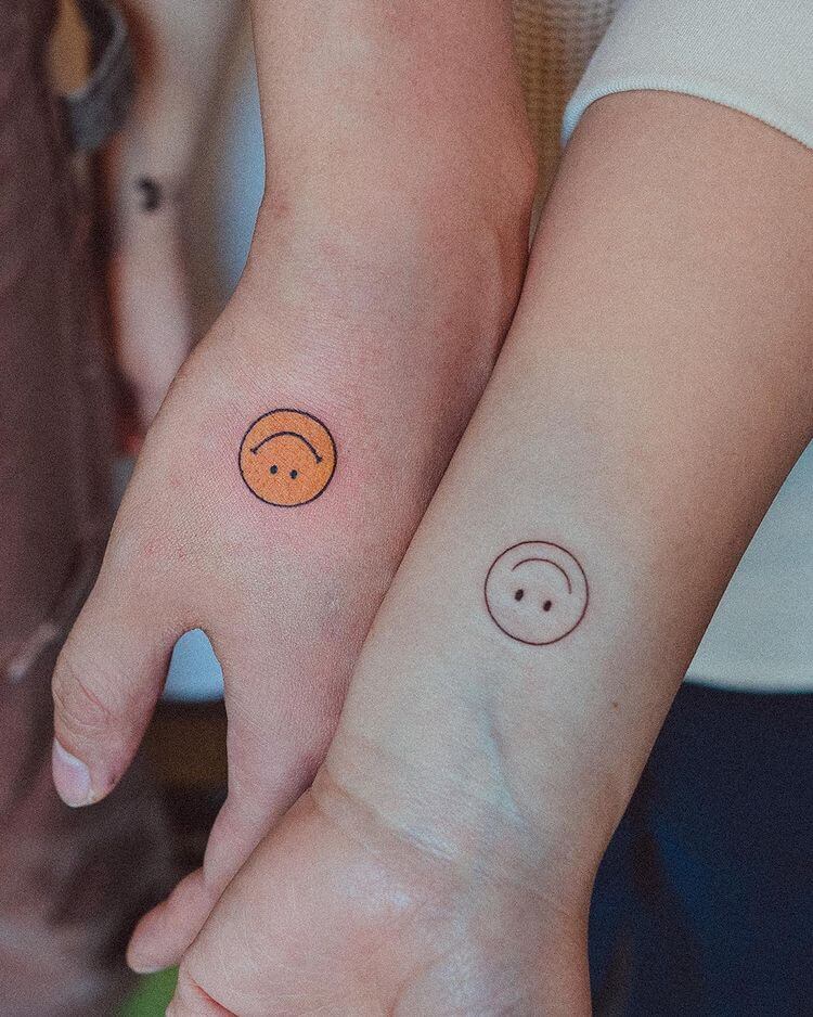 Smiley Face Tiny Tattoo  Hình xăm nhỏ ở cổ tay Hình xăm Mini tattoos